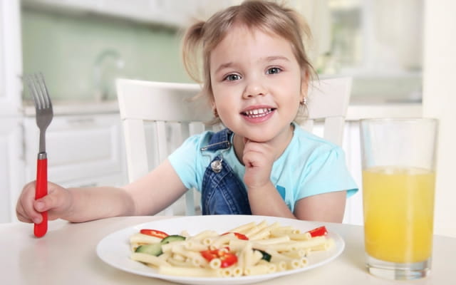 آداب غذا خوردن برای کودکان